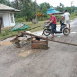 13.23. Warga Blokade Jalan Provinsi yang Rusak, Bupati Sebut Mereka Lelah Menunggu Perbaikan