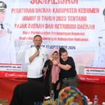 2.36 Bupati Kebumen Turunkan Biaya Retribusi Kios Pasar Rakyat