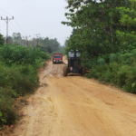 49. Pemda Koltim Lakukan Pemadatan Jalan dari Dangia ke Poli-Polia