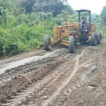 50. PUPR Koltim Lakukan Pengerasan Jalan di Tanjakan Ambapa