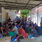 bersama memisahkan daging dengan tulang
